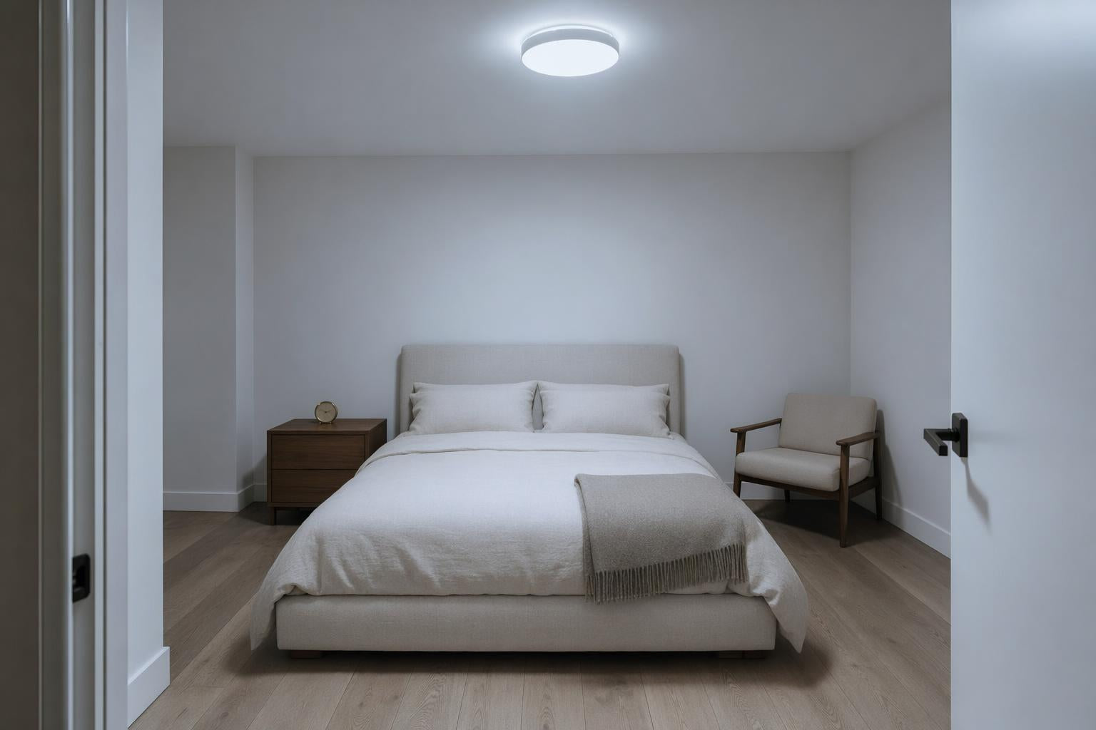 Same room under cold 4000K light